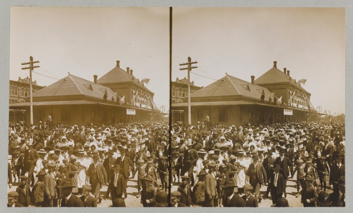 The great crowds who greeted Pres. Roosevelt in Taylor, Texas, April 6, 1905.